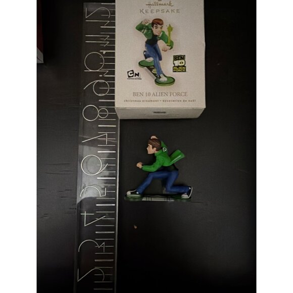 Hallmark Ben 10 Alien Force Keepsake Christmas Ornament - Picture 2 of 3
